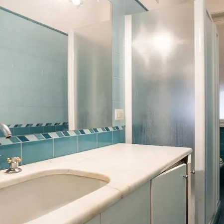 Modern One Bedroom Apartment *
